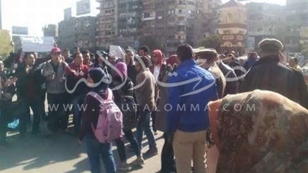 طلاب «الثانوية بالشرقية» ينظمون وقفة أمام ديوان المحافظة طلاب «الثانوية بالشرقية» ينظمون وقفة أمام ديوان المحافظة