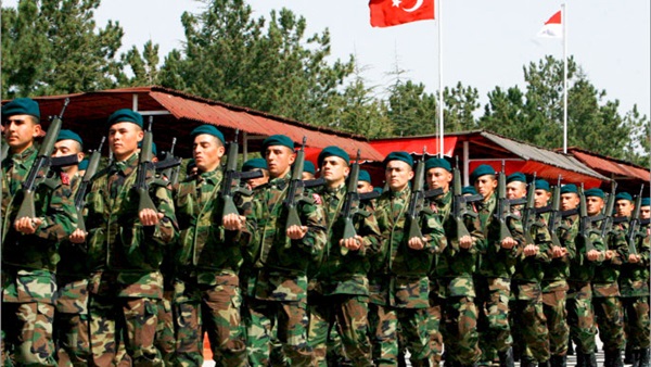 تركيا ترسل تعزيزات عسكرية جديدة باتجاه الحدود السورية تركيا ترسل تعزيزات عسكرية جديدة باتجاه الحدود السورية