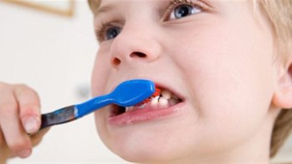 طبيب أسنان: الفواكه الحمضية تسبب تآكل الأسنان