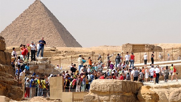 11 ألف مصري يزورون الأهرامات تشجيعا للسياحة الداخلية