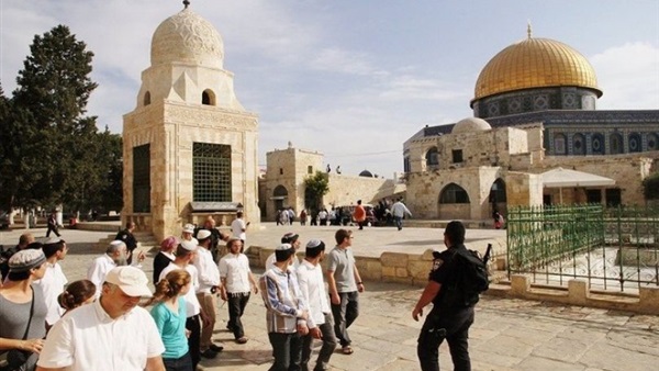 170 مستوطنا يهوديا يدنسون المسجد الأقصى وسط حراسة شرطة الاحتلال