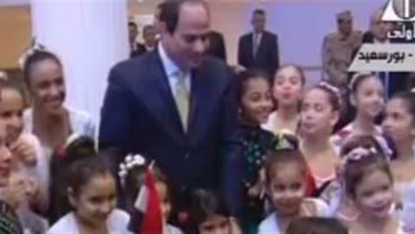 أطفال المجمع الثقافي يستقبلون السيسي بالأعلام 