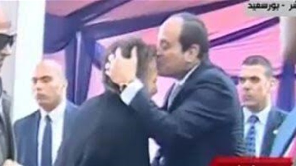 السيسى يقبل رأس فدائية بورسعيد السيسى يقبل رأس فدائية بورسعيد