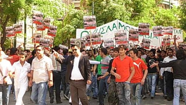 مهاجرون يتظاهرون في اليونان على قرار مقدونيا بإبعاد غير القادمين من مناطق الحروب مهاجرون يتظاهرون في اليونان على قرار مقدونيا بإبعاد غير القادمين من مناطق الحروب