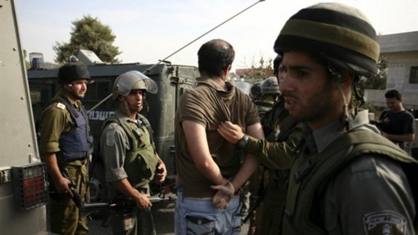الاحتلال الاسرائيلي يعتقل شابين فلسطينيين في الضفة الغربية