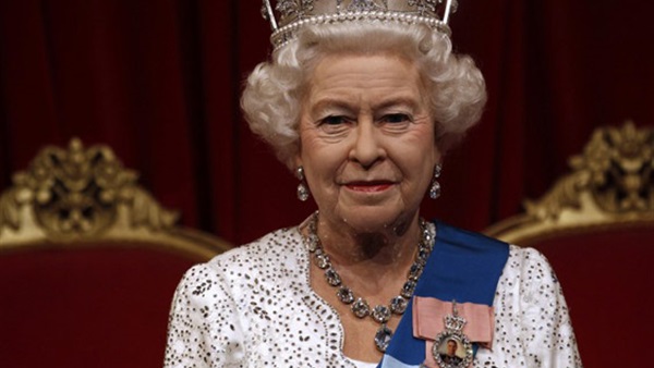 معطف ملكة بريطانيا الفرو يثير غضب المدافعين عن حقوق الحيوان