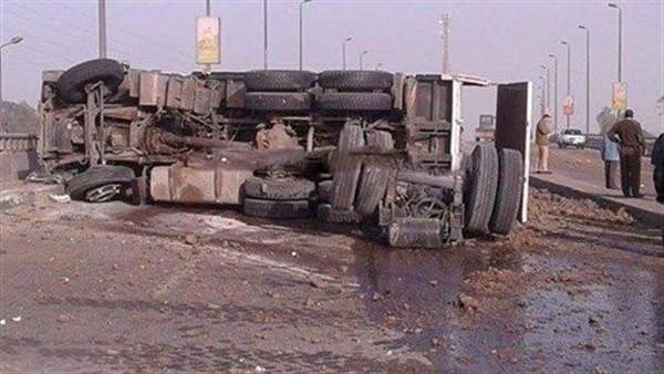 انقلاب مقطورة محملة بـ 3 أطنان أسمنت بأسوان