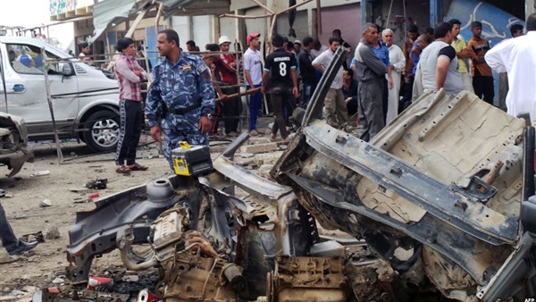 قتلى وجرحى عراقيين في انفجار سيارتين مفخختين شرق بغداد قتلى وجرحى عراقيين في انفجار سيارتين مفخختين شرق بغداد