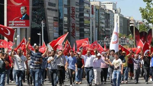 مسيرة احتجاجية للعاملين بالسياحة التركية تجاه «ملهى اسطنبول» مسيرة احتجاجية للعاملين بالسياحة التركية تجاه «ملهى اسطنبول»