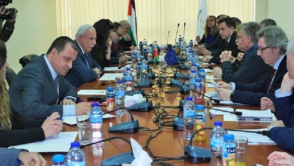 وزير الخارجية الفلسطيني يطلع وفداً أوروبياً على آخر المستجدات