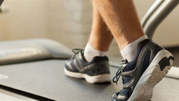  المشي في المنزل يساعد مرضى انسداد شرايين الساق