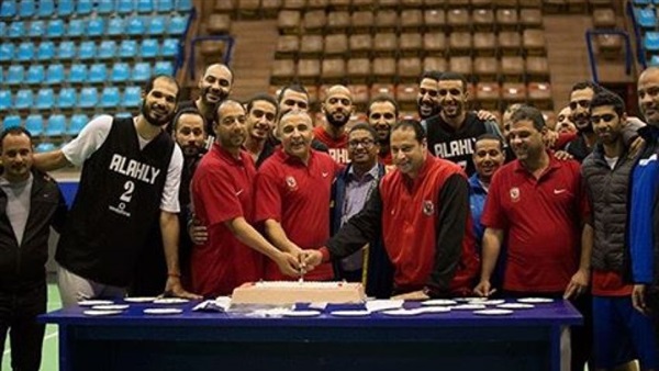 لاعبو طائرة الأهلي يحتفلون بعيد ميلاد المدير الفني لاعبو طائرة الأهلي يحتفلون بعيد ميلاد المدير الفني