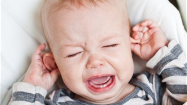 5 دلائل تؤكد إصابة طفلك بالتهاب «الأذن الوسطى»
