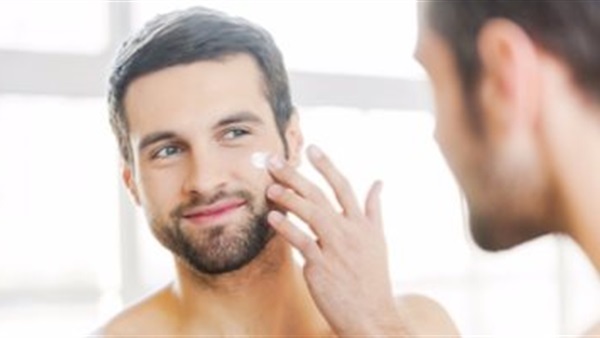 10 أخطاء يرتكبها الرجال تضر ببشرتهم