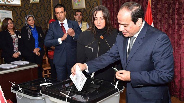 سر سلسلة مروة هشام بركات داخل لجنة السيسي الانتخابية سر سلسلة مروة هشام بركات داخل لجنة السيسي الانتخابية