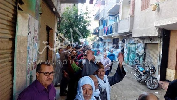 بالصور .. إقبال كثيف من قبل الناخبين على لجان كفر شكر  