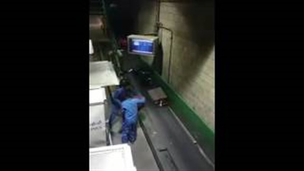 بالفيديو.. شاهد إهمال عمال مصر للطيران في وضع شنط المسافرين بالفيديو.. شاهد إهمال عمال مصر للطيران في وضع شنط المسافرين