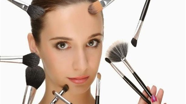 طريقة سحرية لتنظيف فرش المكياج.. تعرفي عليها