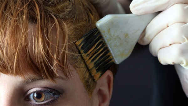 أفضل طرق إزالة صبغة الشعر من الجلد