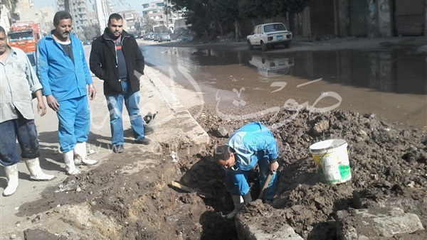 انفجار ماسورة مياه يتسبب في غرق شوارع بنها انفجار ماسورة مياه يتسبب في غرق شوارع بنها