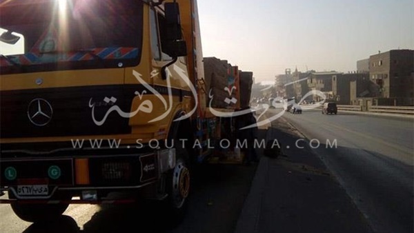 كثافة مرورية على طريق الأوتوستراد بسبب «سيارة نقل» كثافة مرورية على طريق الأوتوستراد بسبب «سيارة نقل»
