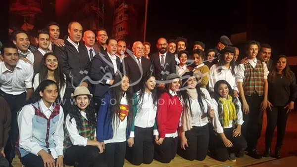 محافظ بورسعيد يلتقط «سيلفي» مع أبطال مسرحية «المصوراتي» (صور) محافظ بورسعيد يلتقط «سيلفي» مع أبطال مسرحية «المصوراتي» (صور)