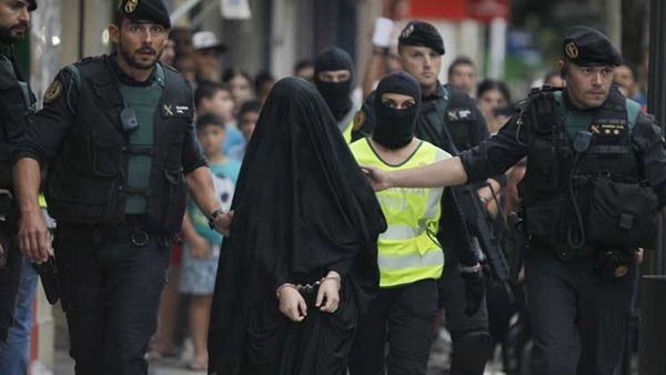 الشرطة الهولندية تعتقل امرأة حاولت السفر لسوريا للانضمام إلى «داعش»