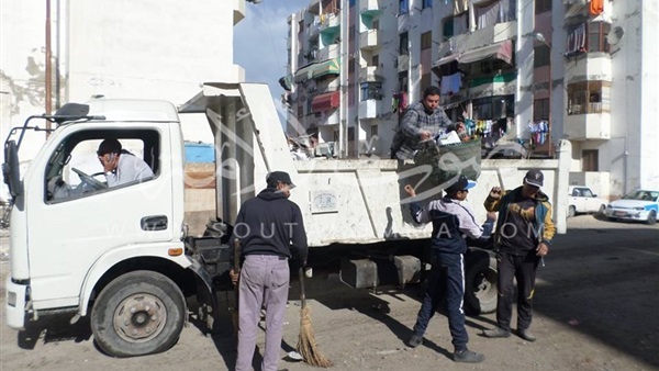 «رخا» يتفقد رفع القمامة في بورسعيد (صور)