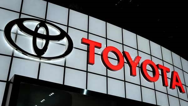 «تويوتا» تستدعي أكثر من نصف مليون سيارة في أمريكا بسبب «تاكاتا»