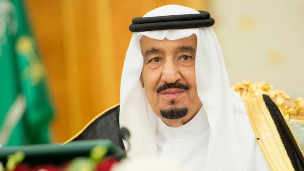 «سلمان» يقلد ملك إسبانيا أرفع الأوسمة السعودية