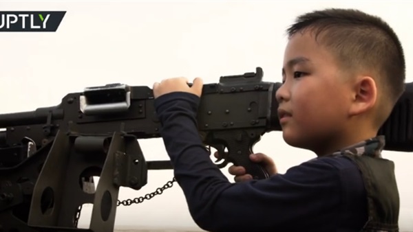 الجيش التايلاندي يترك أسلحته للأطفال (فيديو)
