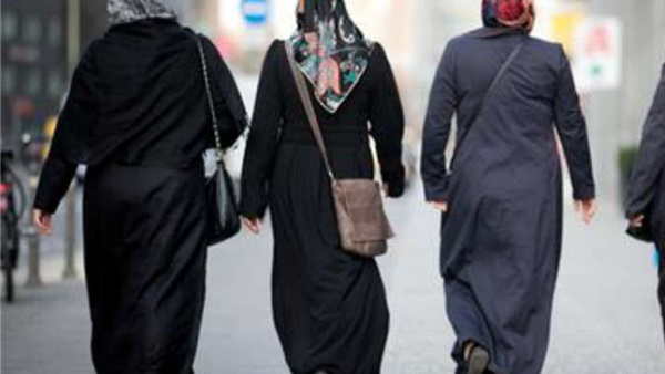 «الجمعيات الإسلامية بالنمسا» ينتقد مقترح وزير بحظر ارتداء الحجاب «الجمعيات الإسلامية بالنمسا» ينتقد مقترح وزير بحظر ارتداء الحجاب