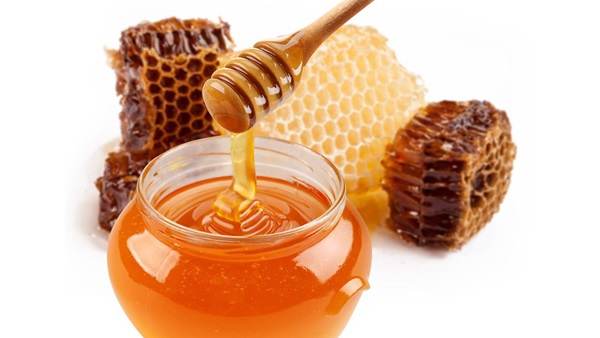 عسل النحل.. أفضل الأسلحة لتقوية الجلد الضعيف في الشتاء 