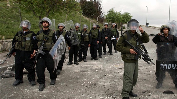 قوات الاحتلال الإسرائيلي تجبر مقدسيا على هدم منزله بيده