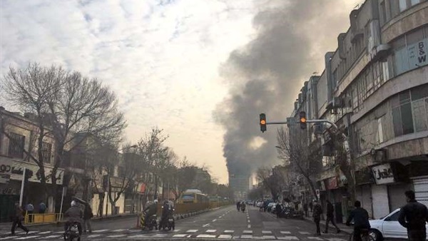 عاجل.. حريق هائل في طهران وسقوط مبنى (صور)