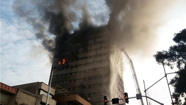 ننشر أول فيديو من حريق برج تجاري في طهران