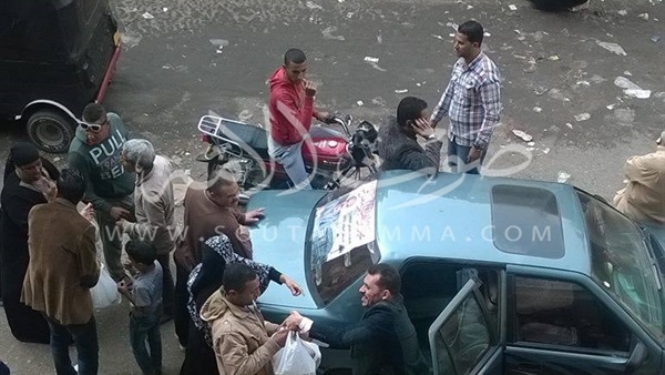 بالصور.. أحد المرشحين يقوم بتوزيع وجبات "مؤمن" على الناخبين بشبرا بالصور.. أحد المرشحين يقوم بتوزيع وجبات "مؤمن" على الناخبين بشبرا