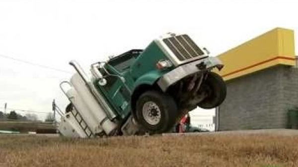  حفرة تبتلع شاحنة في أتلانتا الأمريكية (فيديو)