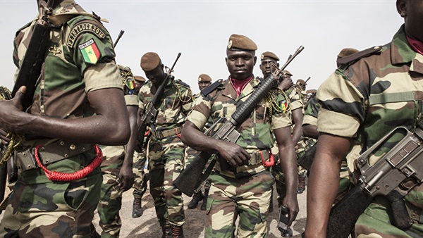 الجيش السنغالي يدخل جامبيا لإجبار «جامع» على تسليم السلطة لـ«بارو»