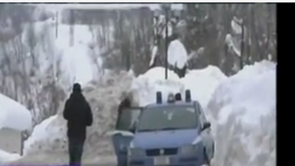  البحث عن ضحايا الانهيار الجليدي في إيطاليا (صور)