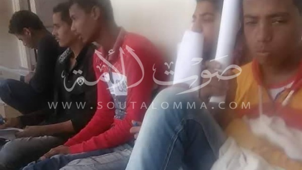 طلاب «ثانوية الأقصر» يمتحنون على الأرض.. والتعليم: «هتتحل» (صور) طلاب «ثانوية الأقصر» يمتحنون على الأرض.. والتعليم: «هتتحل» (صور)