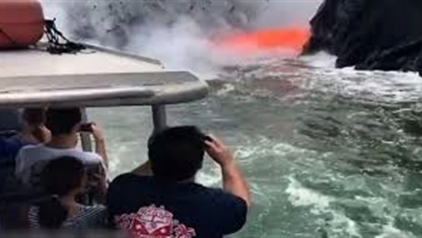 مقطع فيديو  مرعب لأطنان حمم بركانية تفاجئ سياح بعرض البحر