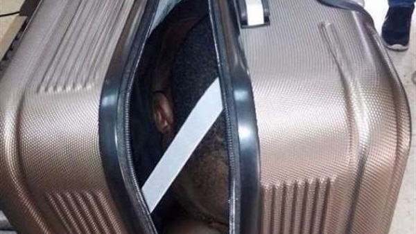 مهاجر يحاول الهرب إلى إسبانيا داخل حقيبة سفر مهاجر يحاول الهرب إلى إسبانيا داخل حقيبة سفر