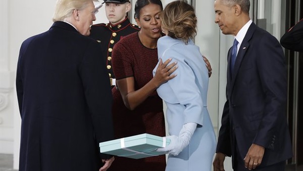 هدية «ميلانيا ترامب» لـ«ميشيل» في البيت الأبيض (صور)