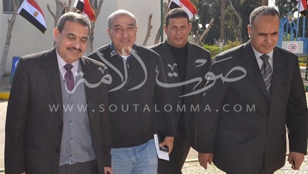 السكرتير العام لكفر الشيخ ومساعد المحافظ في جلسة لتنمية حقول البترول السكرتير العام لكفر الشيخ ومساعد المحافظ في جلسة لتنمية حقول البترول
