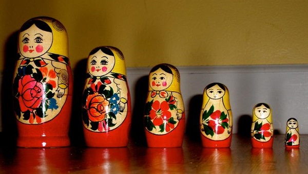 سر "حجاب" الدمي الر وسية "ماتريوشكا" 