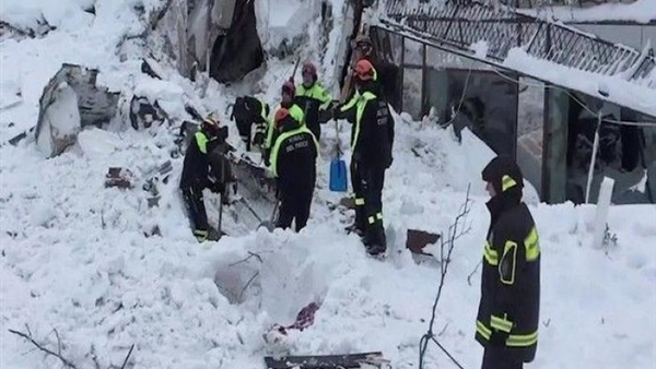 إرتفاع عدد الناجين جراء الإنهيار الجليدي بوسط إيطاليا إلى 11 شخصا إرتفاع عدد الناجين جراء الإنهيار الجليدي بوسط إيطاليا إلى 11 شخصا