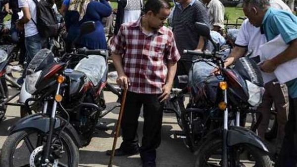 تحرير مخالفات مرورية وحجز دراجات بخارية في قنا
