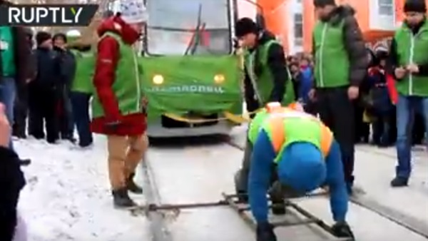 مواطنة روسية تسحب ترام يبلغ وزنه أكثر من 36 طنا (فيديو)