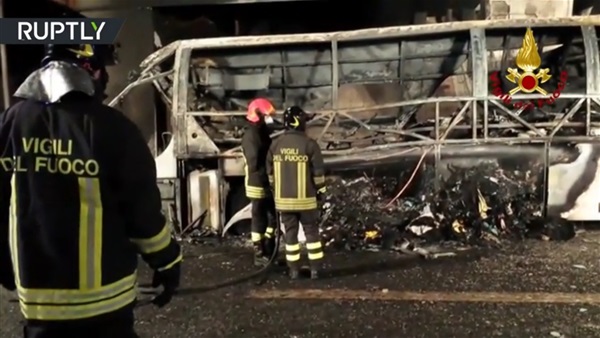 مقتل 16 طالبا مجريا بتحطم حافلة في إيطاليا (فيديو)